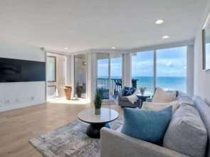 Solana Sunset Stunning Beachside Retreat for 4!