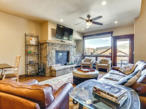 Ski Shuttle & Community Perks: Keystone Townhome