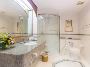 Курортный отель Amora Beach Resort Phuket