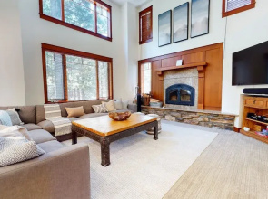 Timbers 6 Updated and Pet-Friendly, Private Jacuzzi, Private Garage by RedAwning