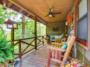 Rustic Cabin w/ Porches: 8 Mi to Tallulah Gorge!