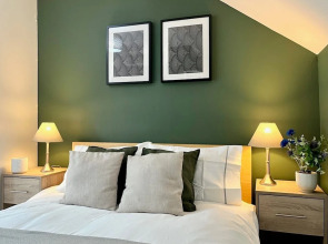 Charming Home Near Gatwick Airport