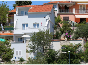 Apartment Elvi - amazing position & parking: A2 Primosten, Riviera Sibenik