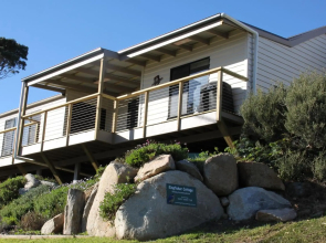 KINGFISHER COTTAGE Beachfront at the Binalong Bay