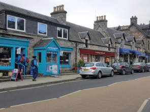 Atholl Rd Self Catering - 127 Central Location