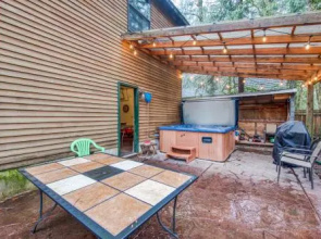 Marshall's Cabin in Rhododendron
