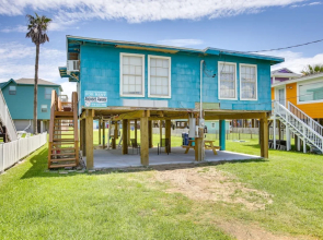Bright Surfside Beach Home w/ Deck, Walk to Beach!