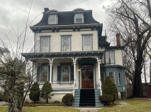 2 Br Victorian Apt 2800 sq ft 2 Floors With Full Kitchen 2 Baths and Laundry