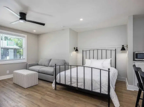 The Nomad 48-person Hillsboro Village Retreat Studio & 1BR Spaces