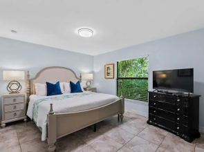 Le Monaco - Romantic 1 BR Condo Steps from 5th Ave S. Chic Coastal Retreat with King Bed and Beach Access. Perfect Location for Couples Near Dining, Shopping, and Naples Beach