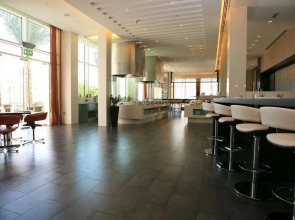 Отель Yas Plaza Circuit