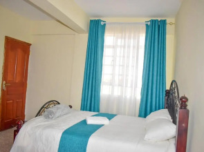 Modern 3 br Apt w/free parking, central location