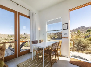Jensen House - Incredible Desert Views 2 Bedroom Home by RedAwning