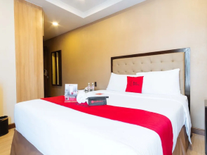 Aura One Hotel by RedDoorz