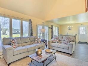 Cozy House: Surrounded by Community Lakes!