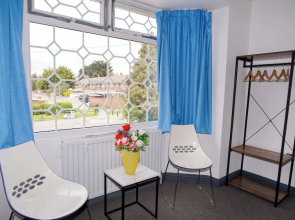 5bed Spacious House Free Parking Close To Heathrow