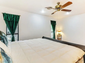 3 Mi to Downtown Roswell: Home w/ Patio + Yard