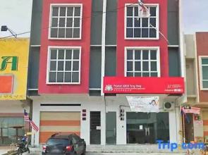 3 BDR shoplot style homestay Yong Peng three rooms.