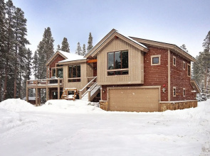 Lone Hand Lodge 4 Bedroom Home by RedAwning