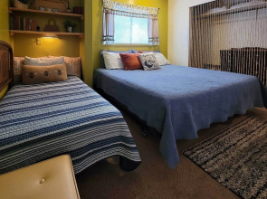 Quaint & Cozy Cottage: 3 Mi to Palisade Wineries!