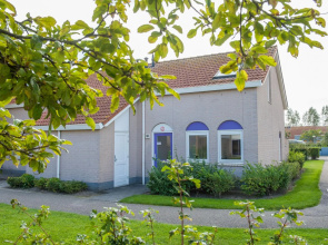 Restyled Bungalow With 2 Bathrooms, Near the Beach