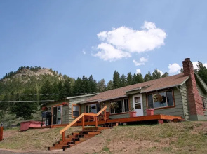 Rocky Mountain Retreat 2 Three Bedroom Cabin with Beautiful Views and Personal Hot Tub. 3 Cabin