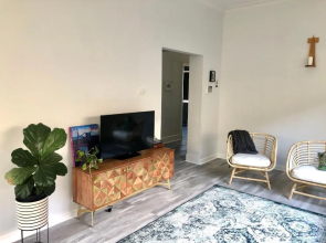 Stylish 3 bedroom house - Close to parks, bars & cafes - Free parking