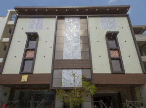 OYO 14022 Hotel Saya Inn