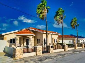 Spacious 6BR Villa w Pool Close2beach Sleeps 16