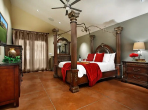 AZ Oasis! Heated Pool & Spa - Sport Court & Putting Greens Pool Table & Games!