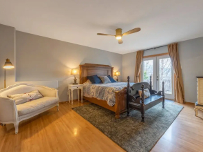 Westside Mountain View 2 Bedroom Home by RedAwning