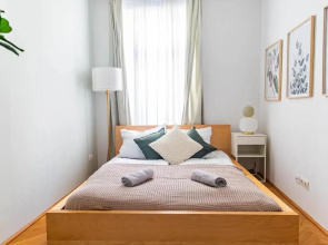 King Bed Home Smart Tv Perfect for groups of seven, 4