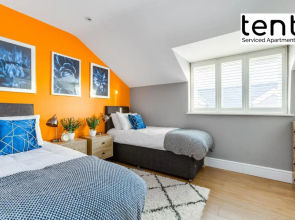 Chic & Central 1 Bedroom APT With Comfy king Bed & Parking by Tent Serviced Apartments Egham