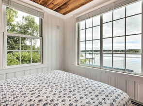 Charming Bristol Cottage w/ Private Beach!