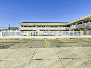 North Wildwood Condo w/ Pool, Walk to Boardwalk!