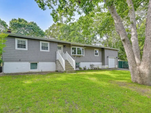 Hampton Bays Retreat: Walk to Squires Beach!