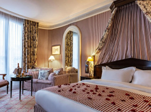 Le Dokhan’s Paris Arc de Triomphe, a Tribute Portfolio Hotel