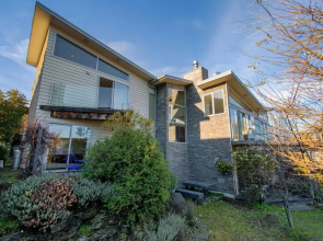 Lake Views on Yewlett - Queenstown Holiday Home
