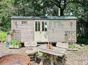 Host Stay Dipple Farm Shepherds Hut