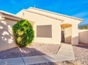 Cozy Hidden Gem - 3BR - 1Den w Backyard