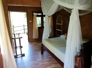 On The Rocks Bungalows, Restaurant and Jungle Trekking Tours - From May to September only stay here