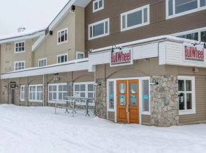 Coyote Creek - Large Ski In/Ski Out Chalet with Amazing Views & Private Hot Tub