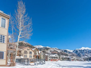 Etta Place Too 113 by Avantstay Close to Town The Slopes In Complex w Communal Pool Hot Tub