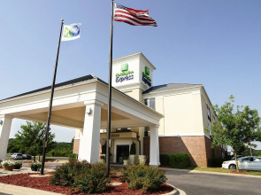 Holiday Inn Express & Suites Delafield by IHG