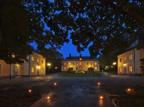 Åkeshofs Slott Bed and Breakfast