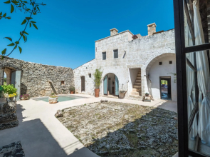 Ancient renovated farmhouse with large garden, small pool with hydromassage-Masseria de Li Travaj