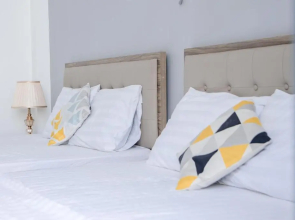 Chocolate 5Bedroom 7 QueenBed 5 Min Walk Beach