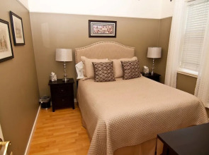 Lori Lanes 'romeo Cottage' ~ 2 Bedroom ~ Downtown