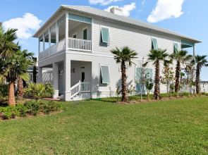 Kite One - Private Bayside Home With Pool And Hot Tub 4 Bedroom Home by RedAwning