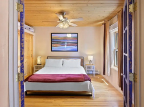 Casa Intima - Downtown Adobe, Walk to Plaza and Railyard, Kiva Fireplace, Large Enclosed Yard